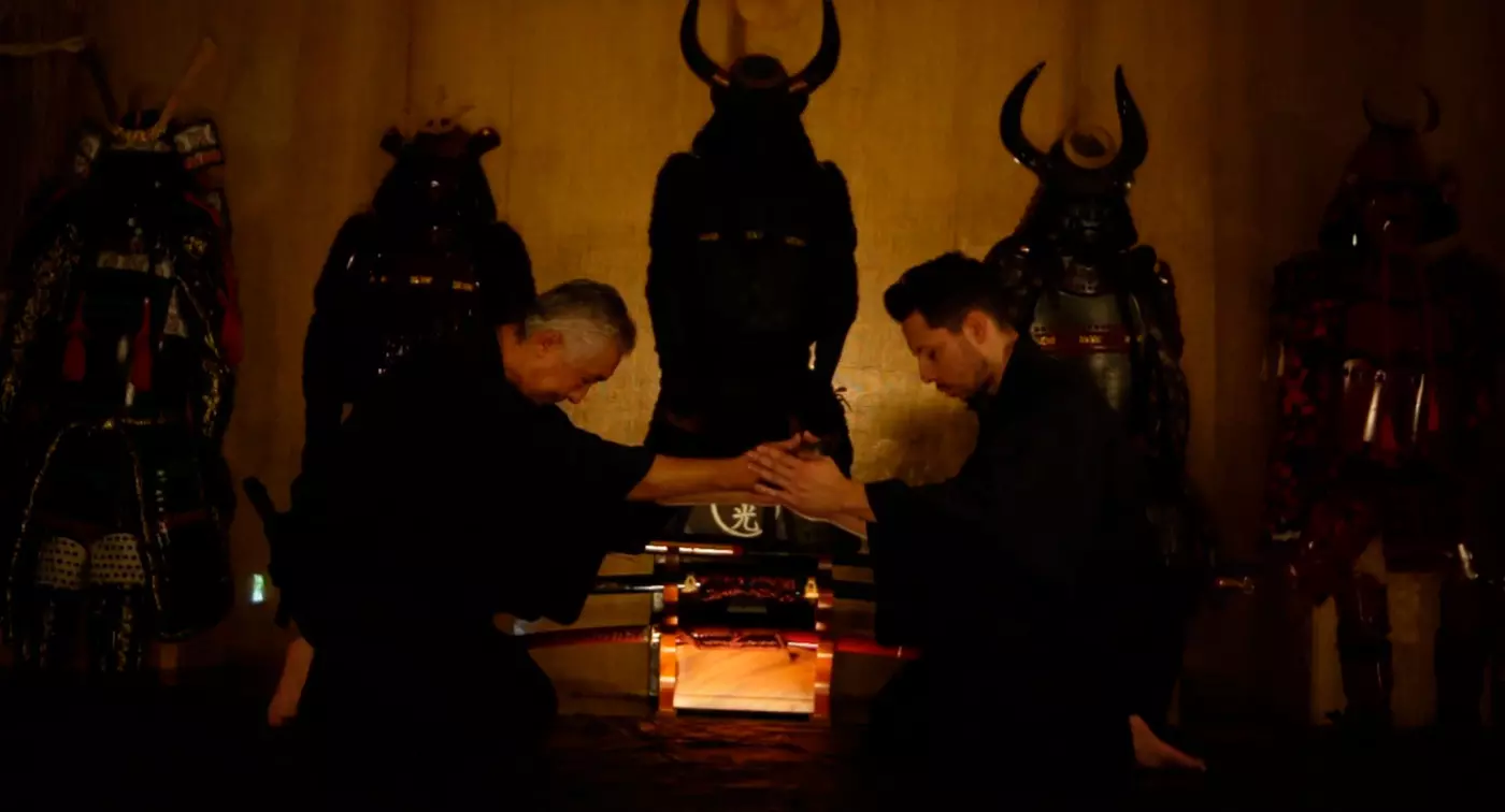 Pessoa vestindo armadura de samurai (Yoroi)