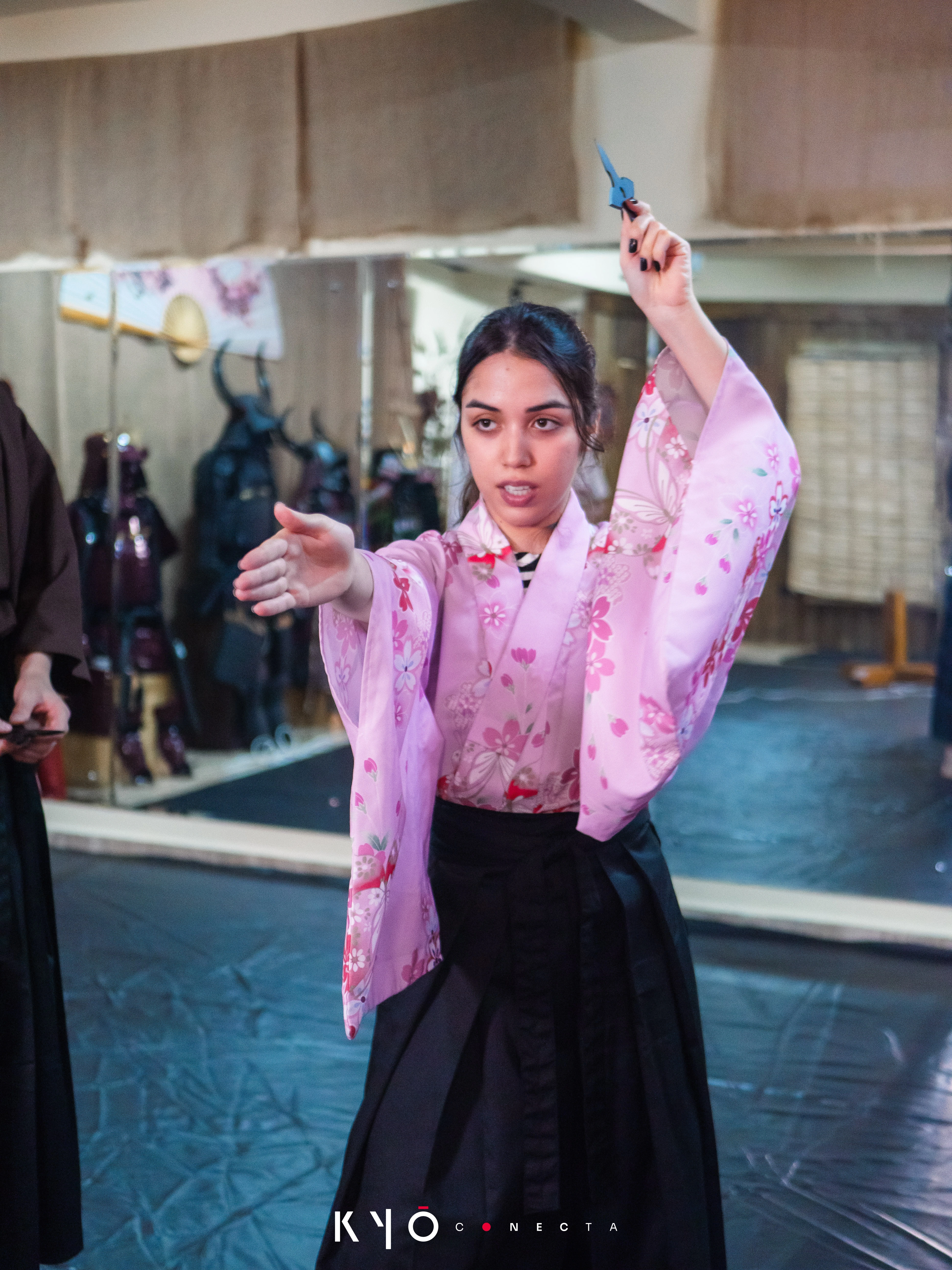 Gueixa em quimono vermelho vibrante